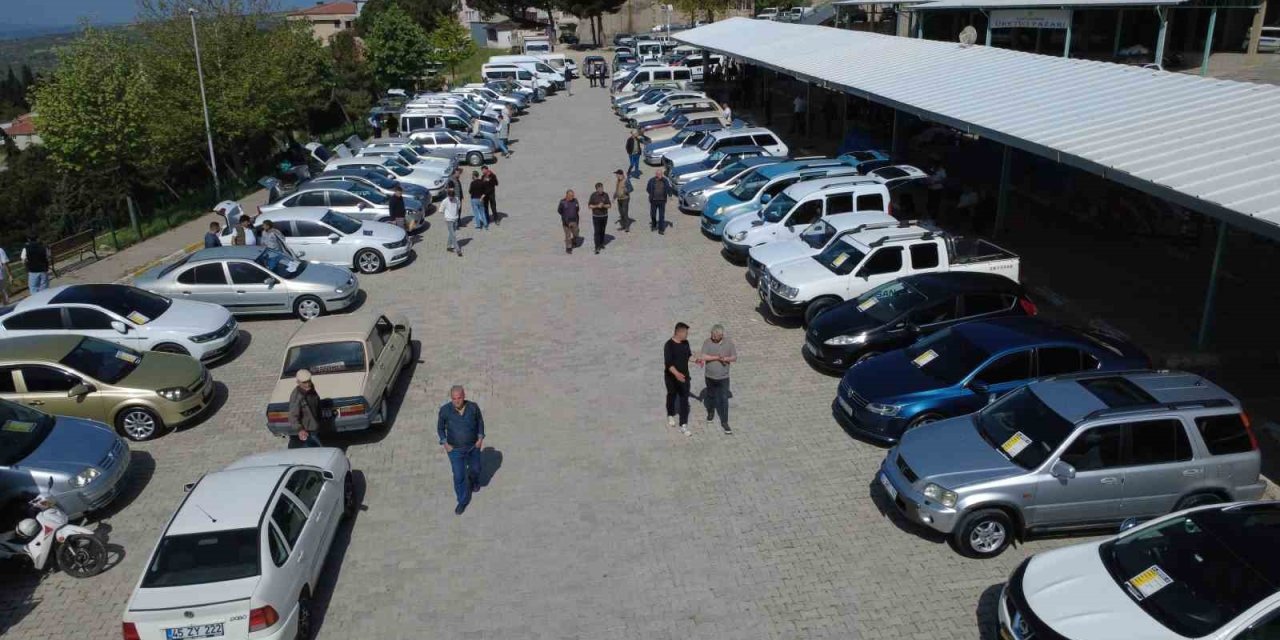 Demirci’de klasik otomobil rüzgarı
