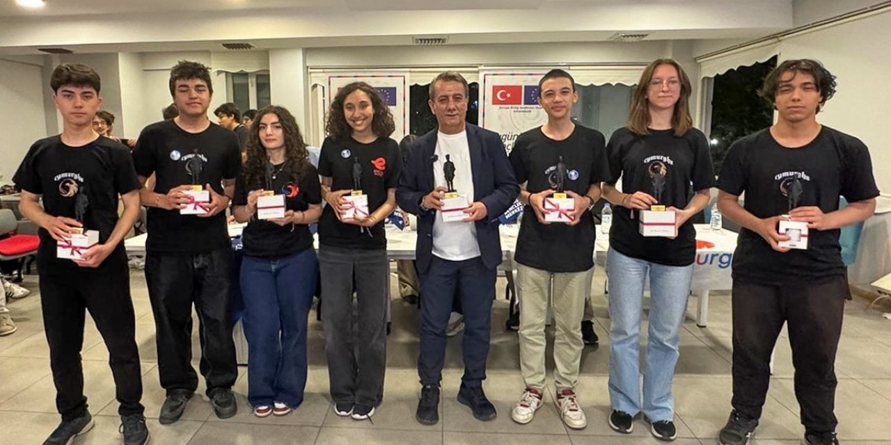 Efeler’de genç yazılımcılar tasarladı, Başkan Yetişkin tebrik etti