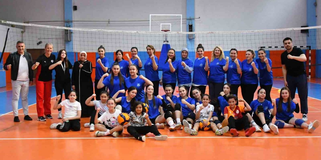 Sporcular ve anneleri aynı sahada buluştu