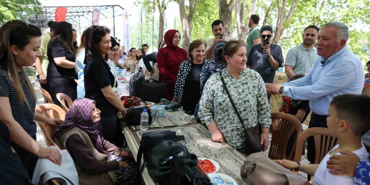 Honaz Belediyesi tarafından düzenlenen Anneler Günü etkinliğine yoğun katılım