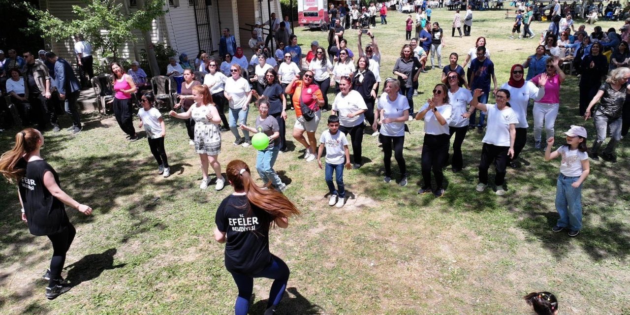 Efeler’de Anneler Günü coşkuyla kutlandı