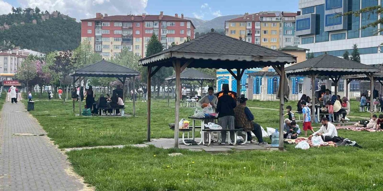Havaların ısınması ile aileler parklara akın etti