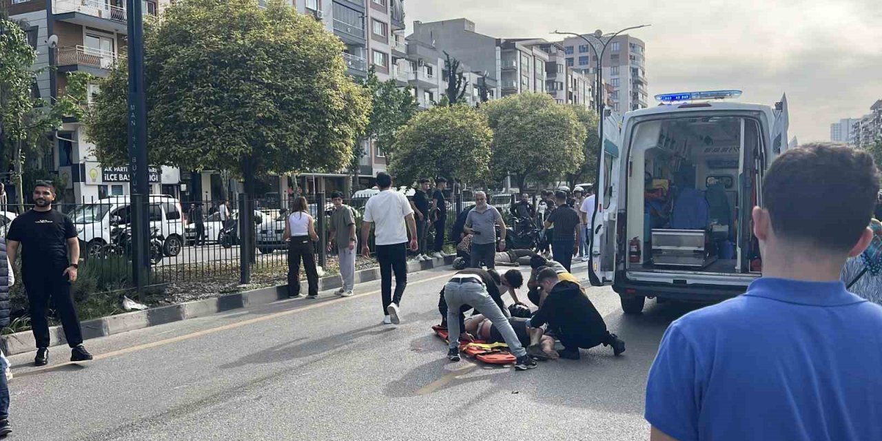 Üst geçitteki asansörde kurtarma çalışması yapılırken iki motosiklet çarpıştı: 2 yaralı
