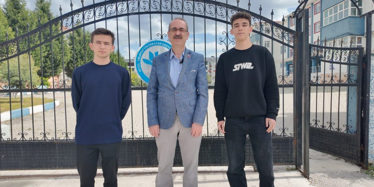 Kütahyalı öğrencilerden örnek davranış: Buldukları parayı polise teslim ettiler
