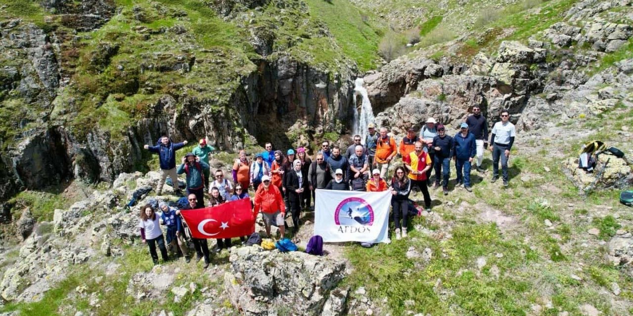 Şelaleyi görmek için yaklaşık 3 kilometrelik tepeye tırmandılar