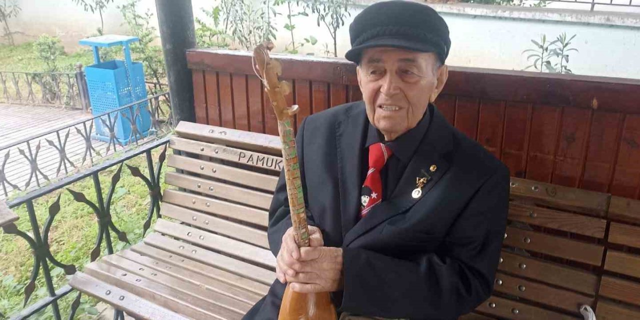 Sanatın çınarı elinde curasıyla gençlere türküleri sevdiriyor