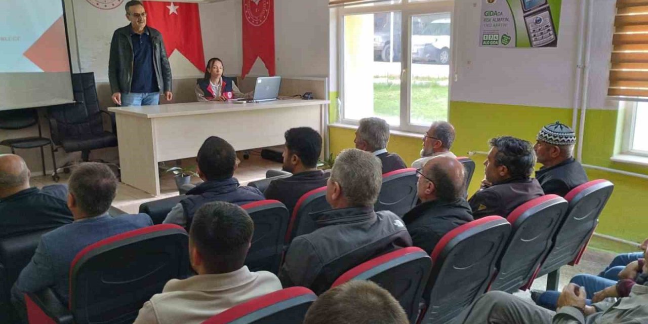 Altıntaş’ta üreticilere "Yetkilendirilmiş Uygulayıcı Belgesi" eğitimi