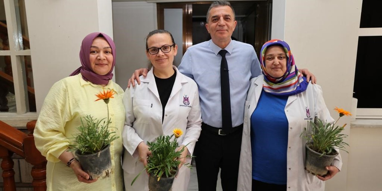 Başkan Şimşek çalışan anneleri çiçekle sevindirdi