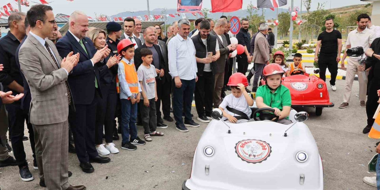 Menemen’de çocuklar için trafik eğitim parkuru açıldı