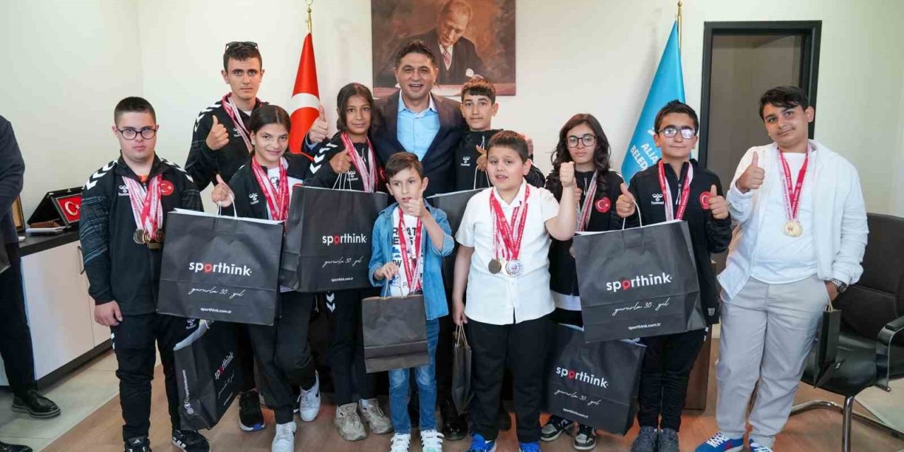 Aliağa’nın özel sporcularından atletizm ve yüzmede büyük başarı