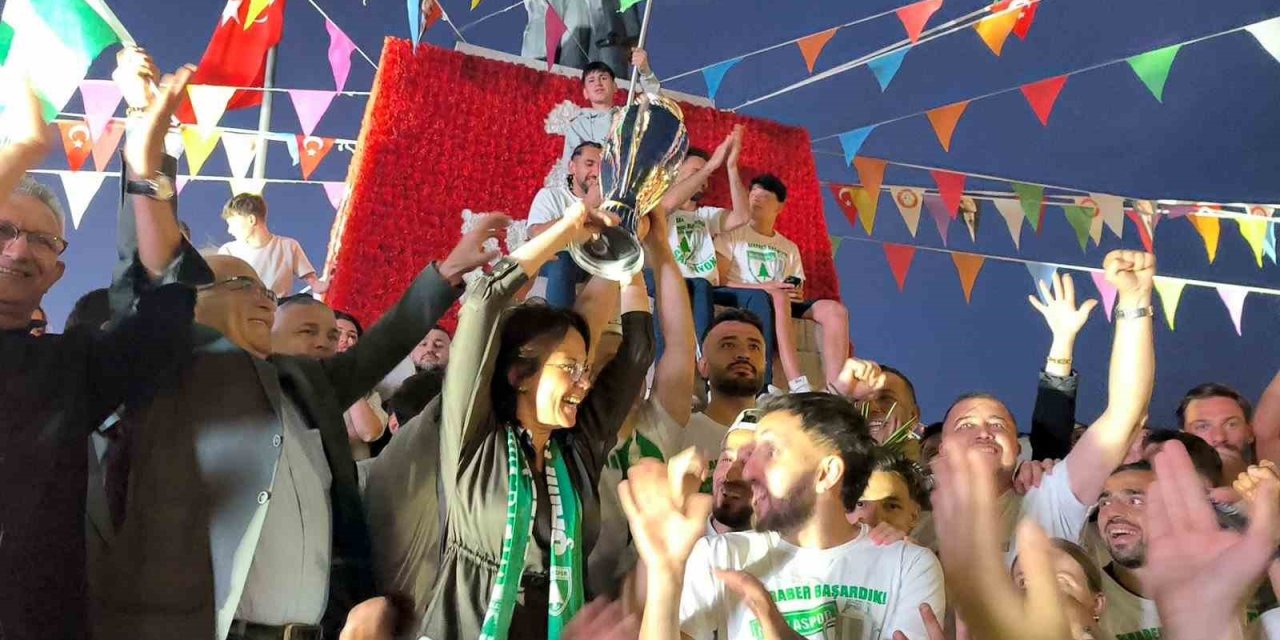 Muğlaspor kupa ile evine döndü