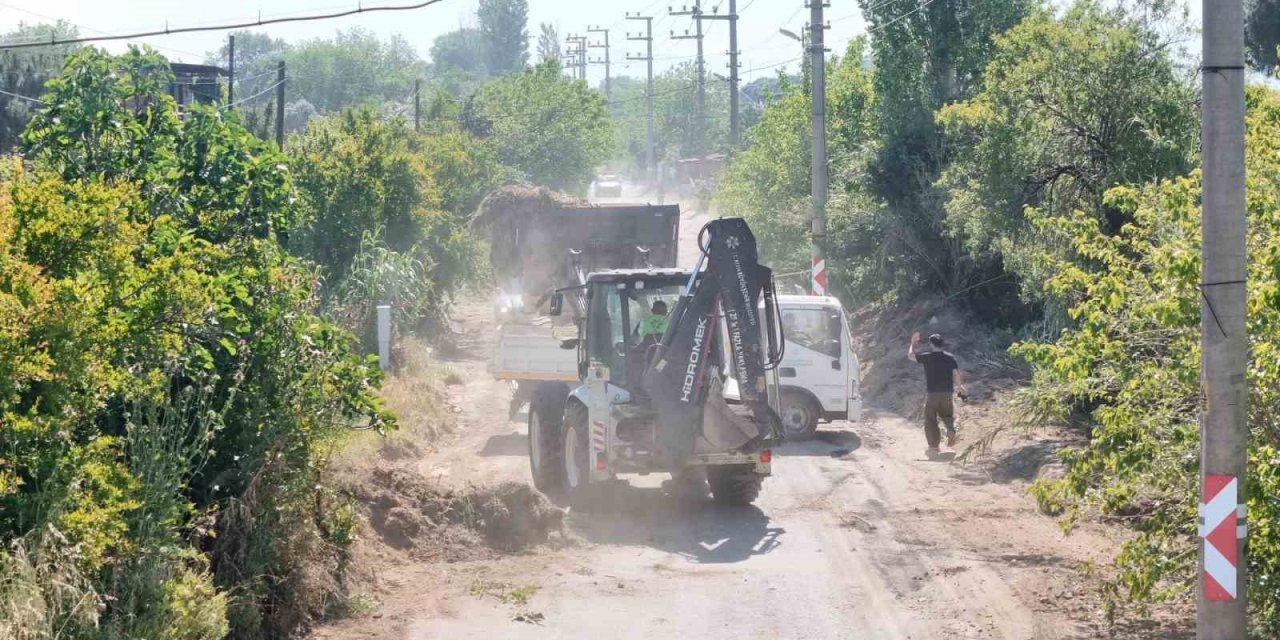 Aydın’da kırsal mahalle yollarında bakım ve temizlik çalışması