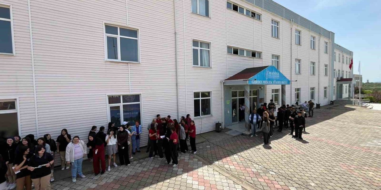 Manisalı öğrenciler depremi yaşadı