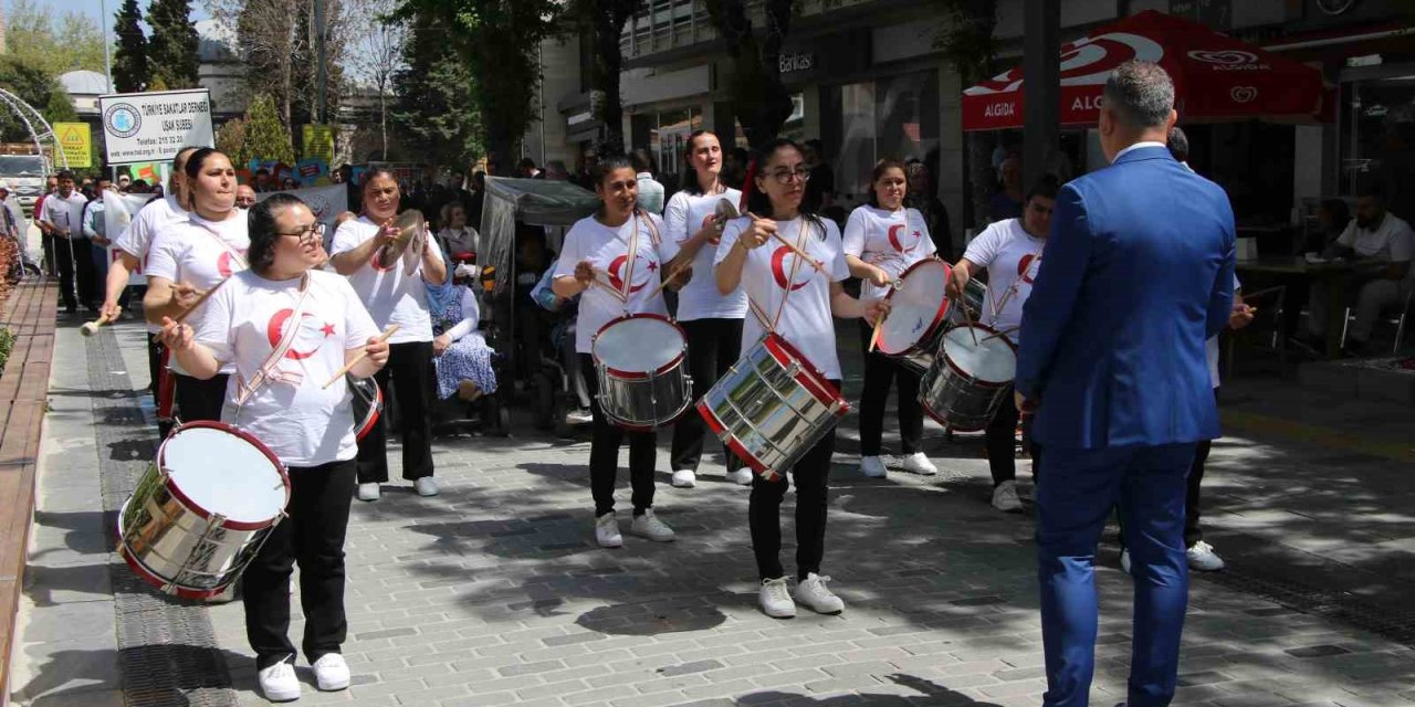 Uşak’ta engellilere farkındalık yürüyüşü gerçekleştirildi