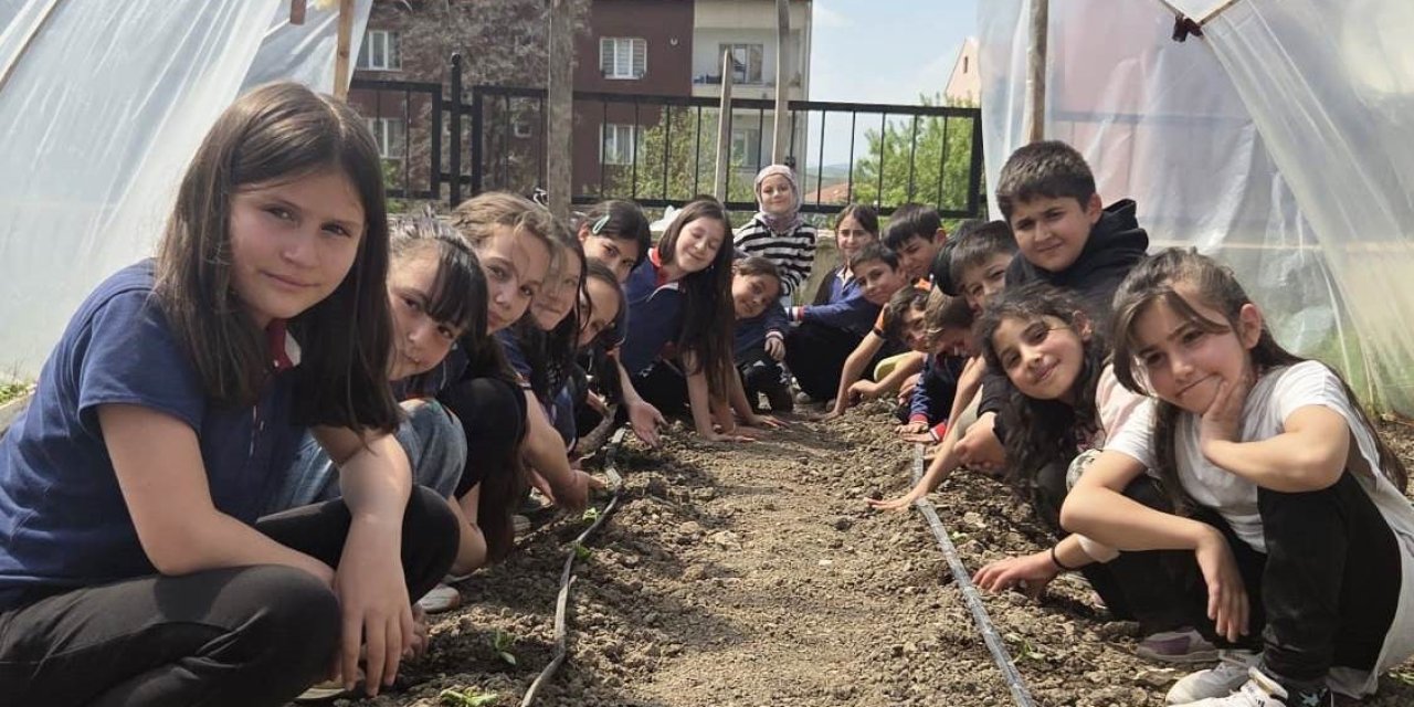 Altıntaş’ta minik öğrenciler salatalık fidelerinin ekimini gerçekleştirdi