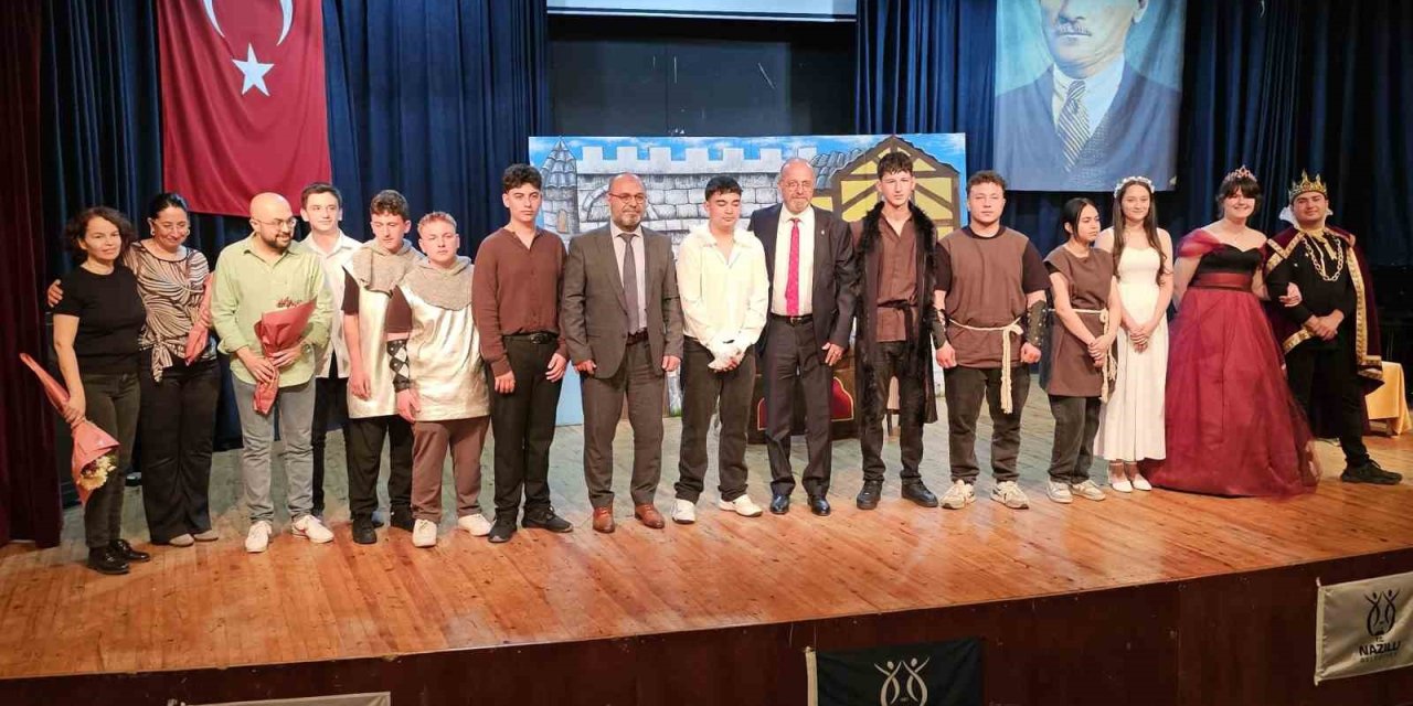 Meslek liseliler ‘Hamlet’le sahneye çıktı