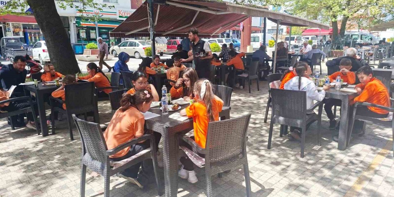 Hisarcık’ta kahvehane önünde kitap okuma etkinliği