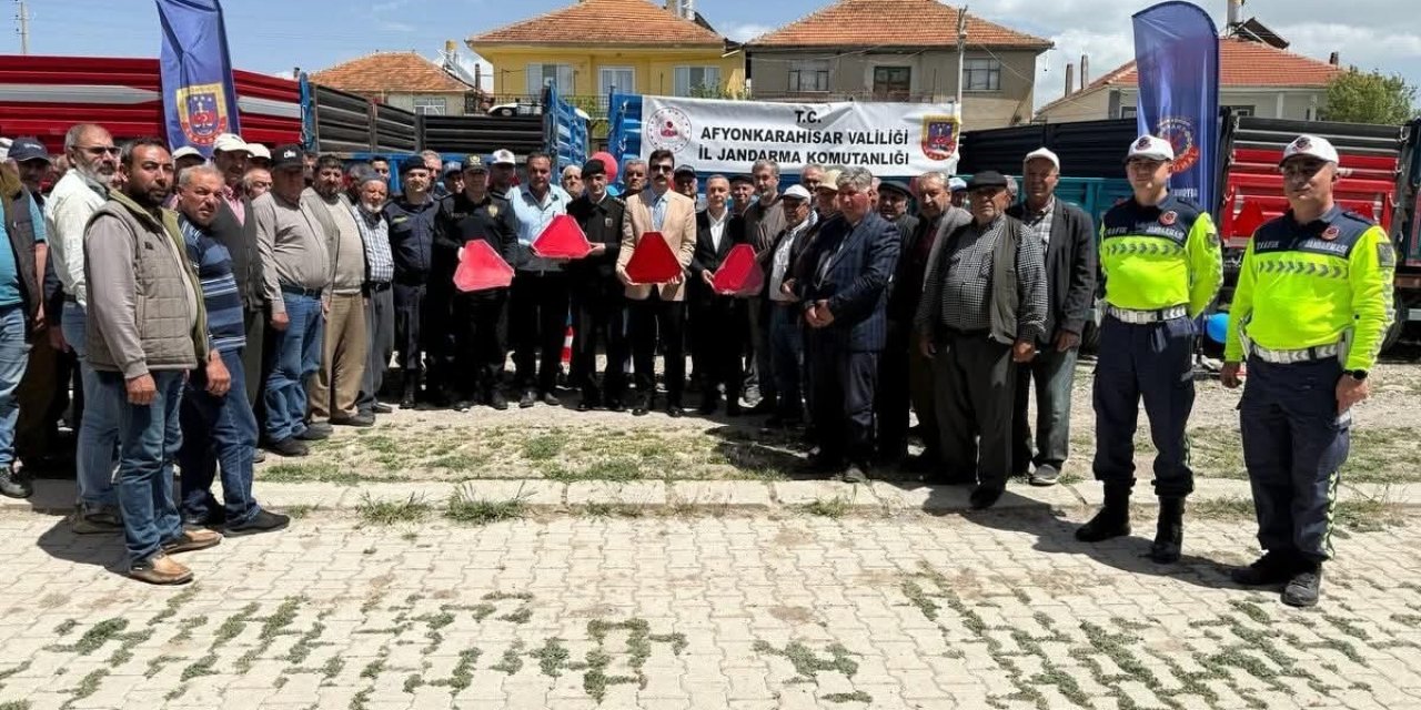 Sandıklı’da traktör sürücüleri reflektörün önemi konusunda bilgilendirildi