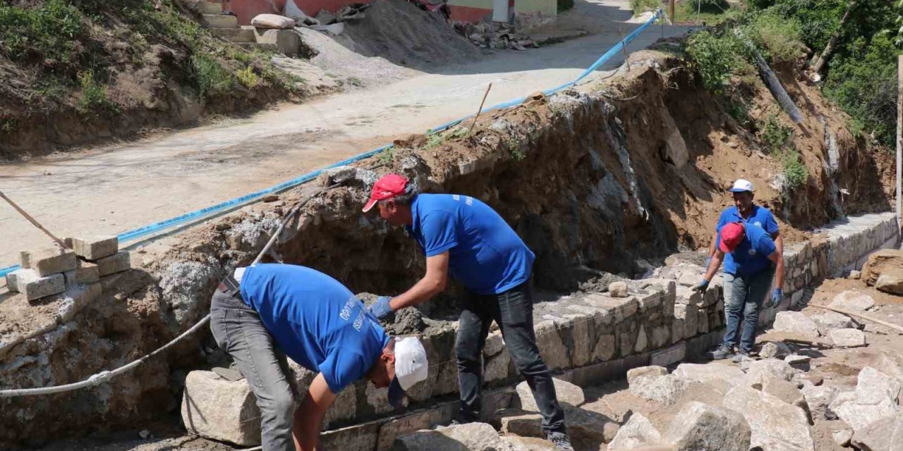 Yeniköy Mahallesi’nde yol ve taş duvar çalışmaları devam ediyor