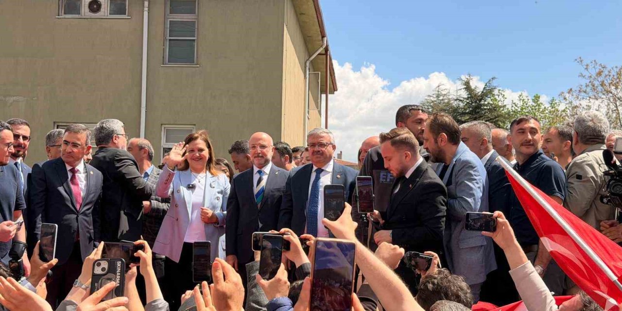 CHP’den AK Parti’ye geçen Başkan Köksal vatandaşlara seslendi: "Afyonkarahisarımızı yeniden inşa etmek için memleketime Adalet ve Kalkınma Partisi’nde hizmet etmeye devam edeceğim"