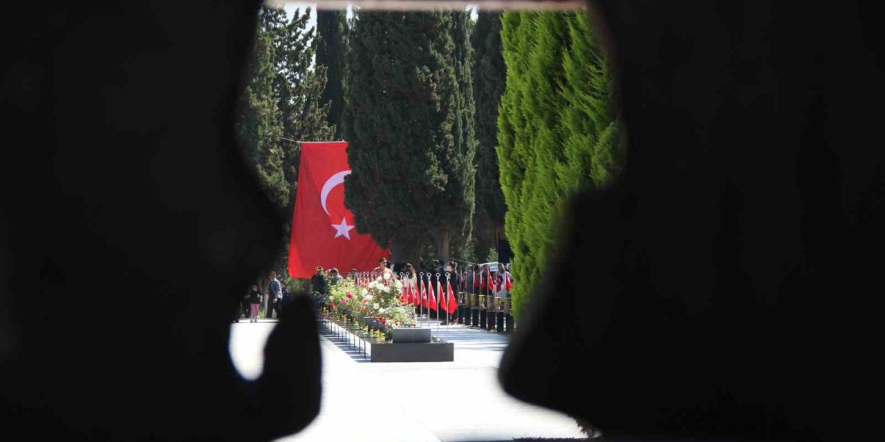 Soma maden şehitleri mezarları başında anıldı
