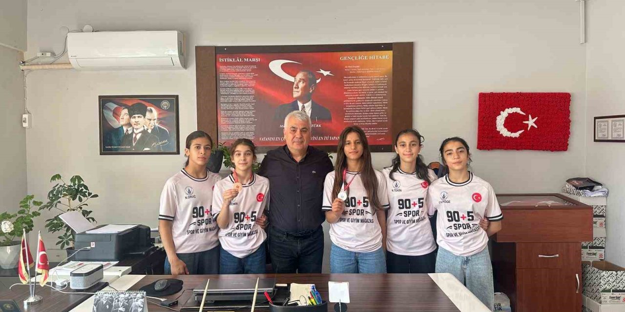 Salihli’nin yıldız güreşçileri Bolu’dan madalyalarla döndü