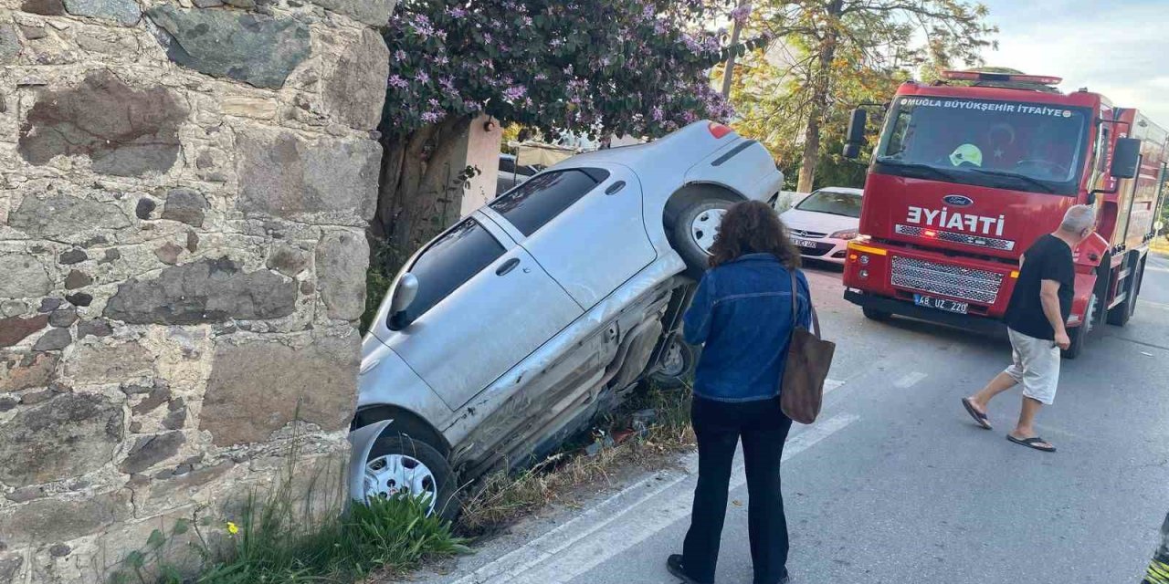 Otomobil taş binaya çarptı