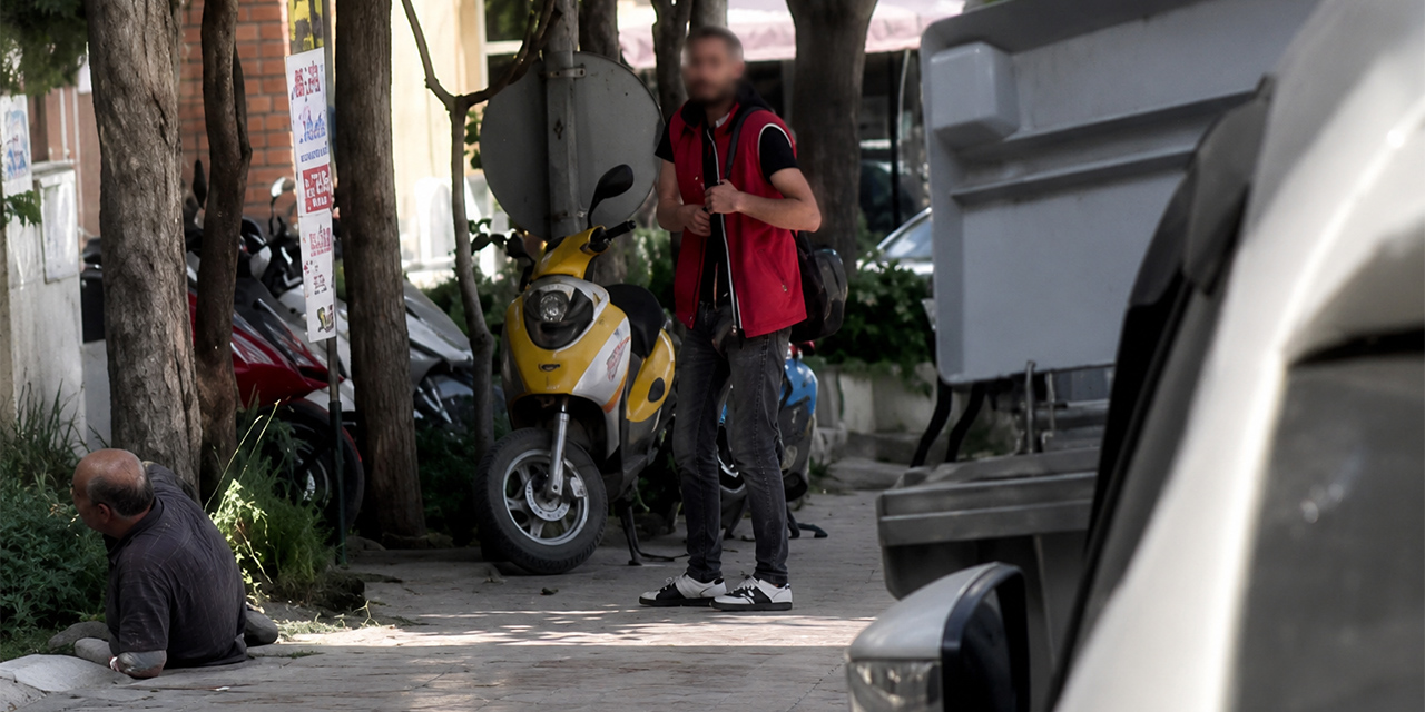Cezaevinden çıkan şahıs husumetlisini vurdu, başında bekledi