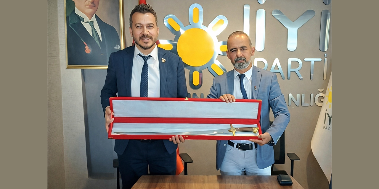 Zafer Partisi’nden İYİ Parti’ye ziyaret: “Kurt Başlı Türk Kılıcı” hediye edildi