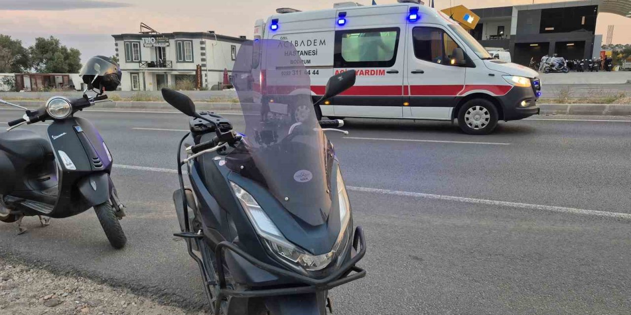 Motosiklet otomobile çarptı: 2 yaralı
