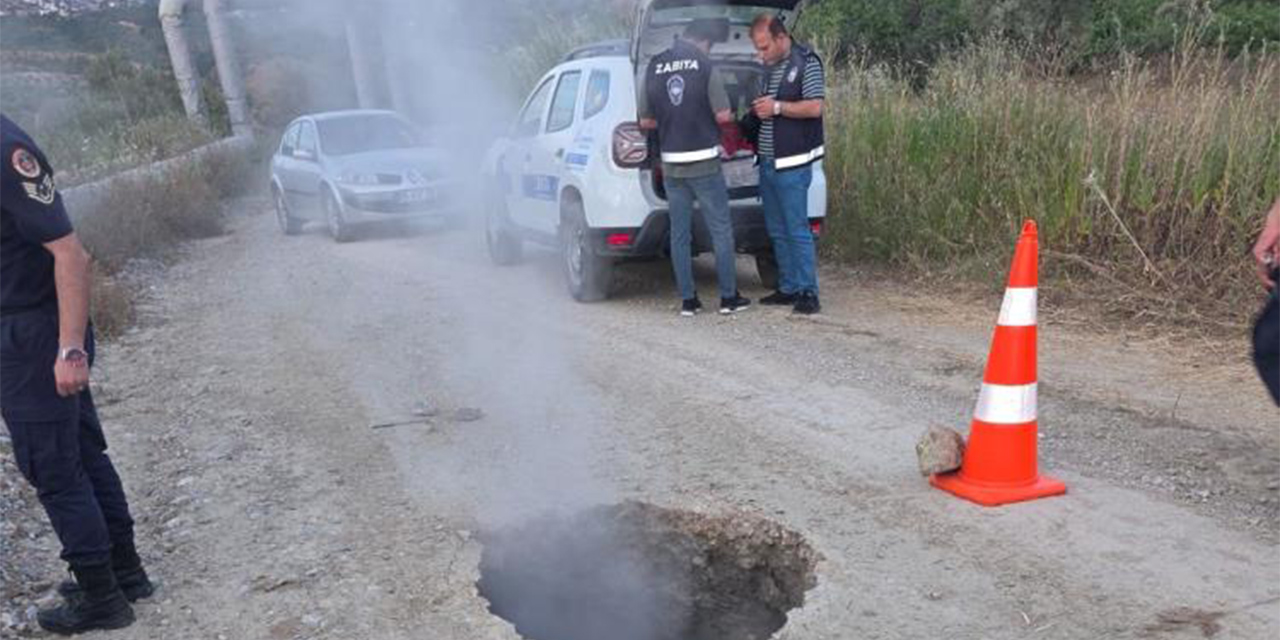 Germencik’te yol çöktü, obruk oluştu: Mahalle muhtarından tepki