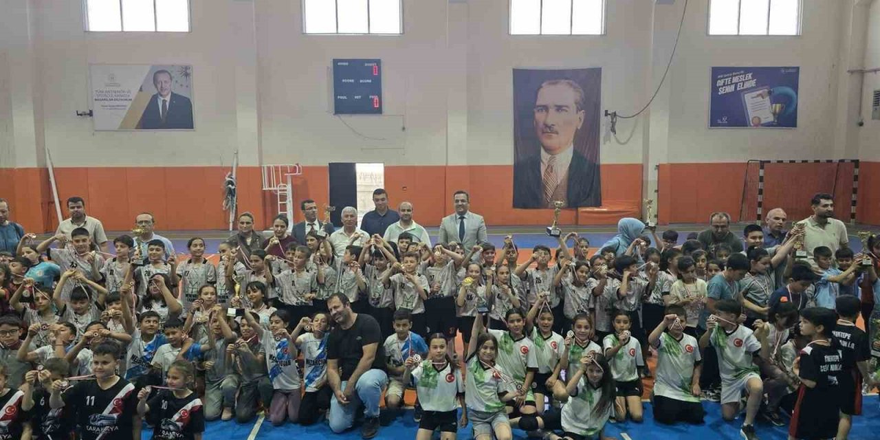 Çocuklar geleneksel oyunlarda kıyasıya yarıştı