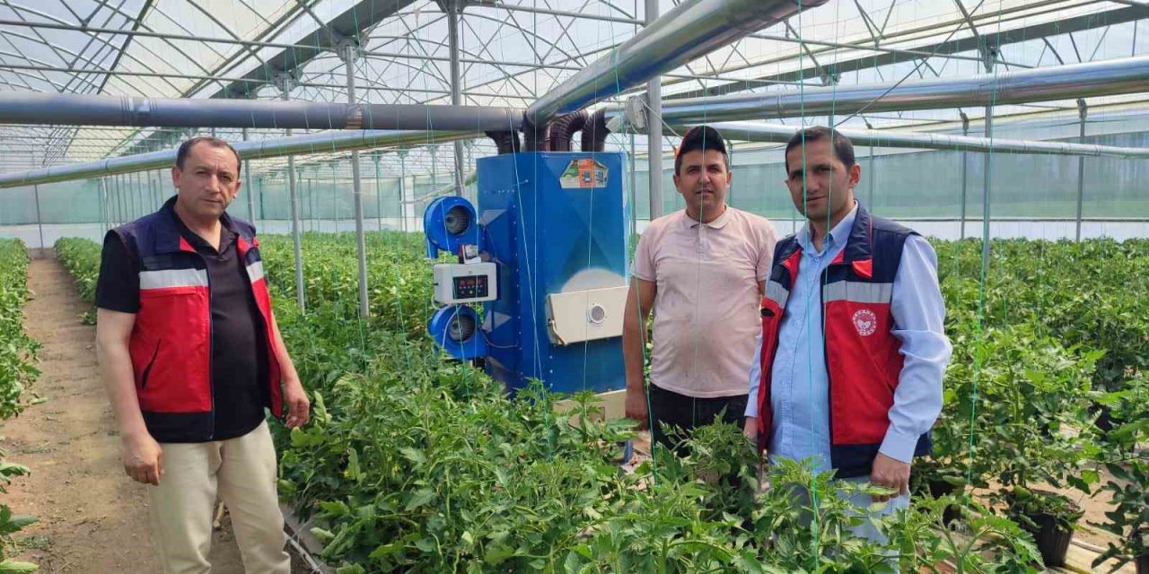 Simav’da topraksız seraya geçiş yapan üreticilere teknik bilgi verildi