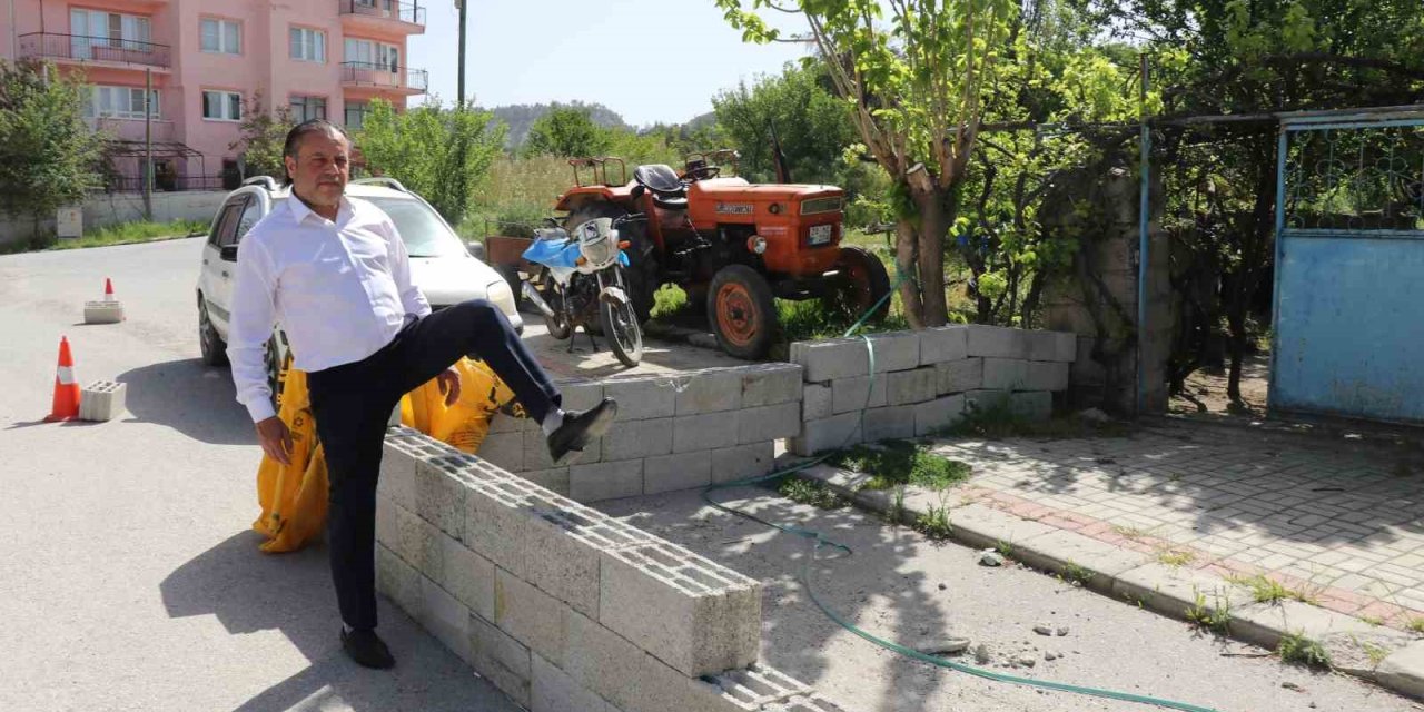 Evine girebilmek için briketlerin üzerinden atlıyor
