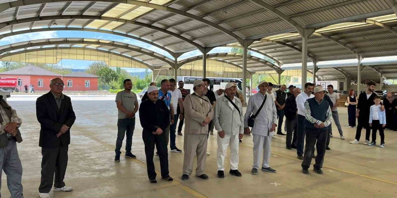 Hisarcık’lı hacı adayları kutsal topraklara dualarla uğurlandı