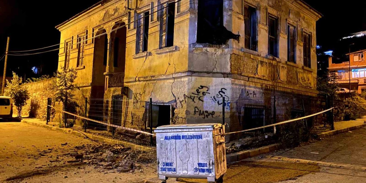 Manisa’da çatısı ve duvarları çöken tarihi bina kokuttu