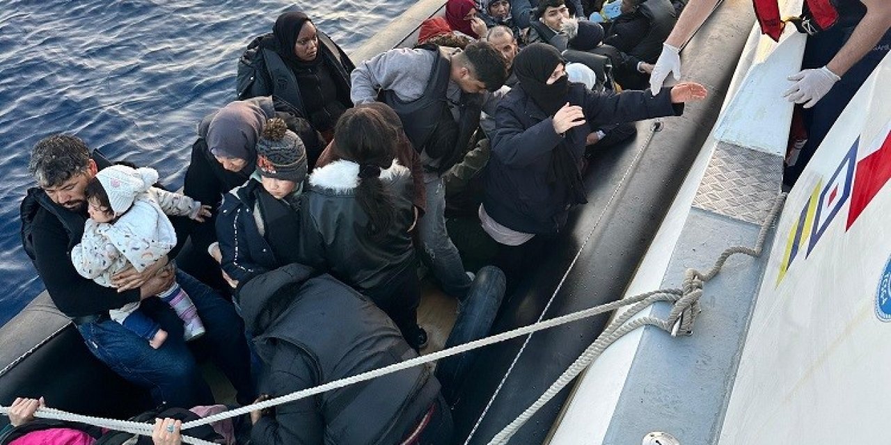 Çeşme açıklarında lastik botta 39 düzensiz göçmen yakalandı