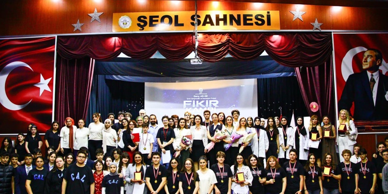 İzmir’de genç girişimcilerin inovatif projeleri ’Fikir Kampı’nda ödüllendirildi