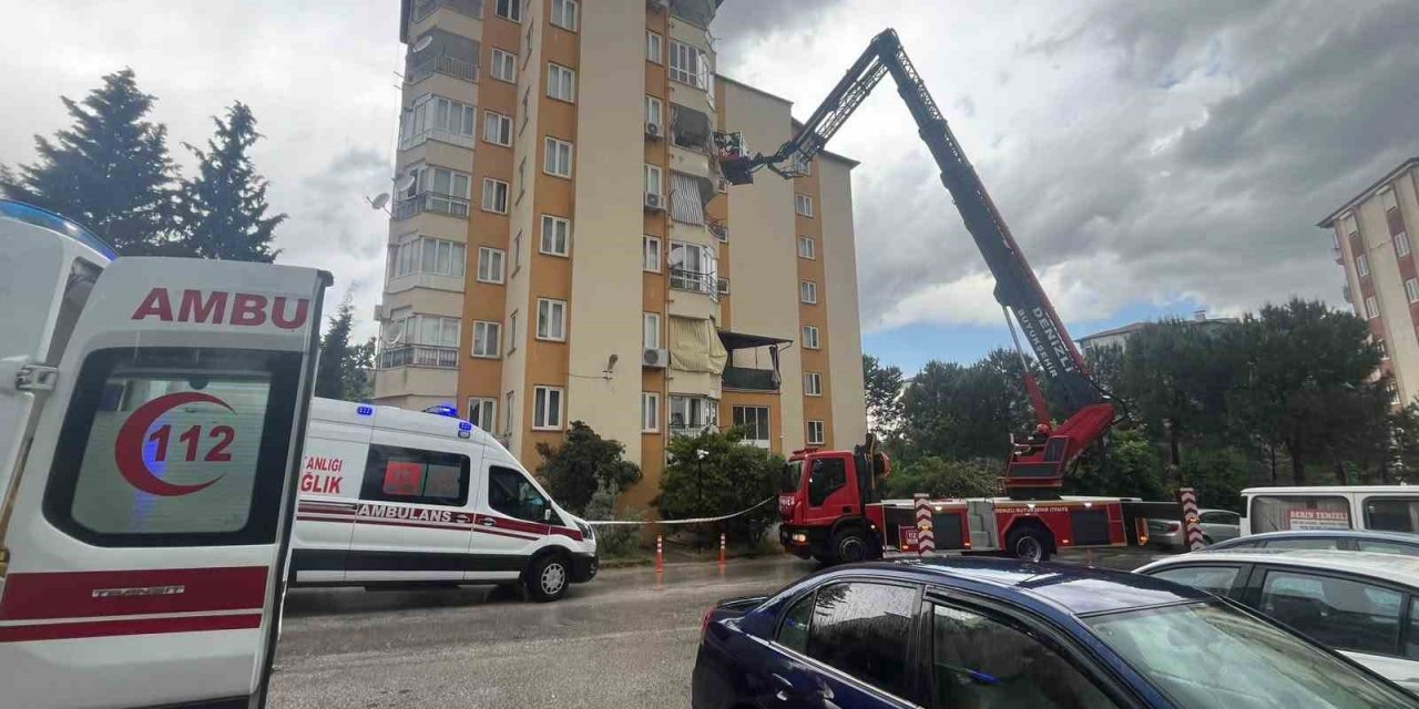 Yıldırım düşen çatıda tamirat yapan 2 işçi yaralandı