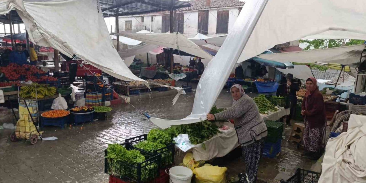 Selendi’de lodos ve sağanak hayatı felç etti
