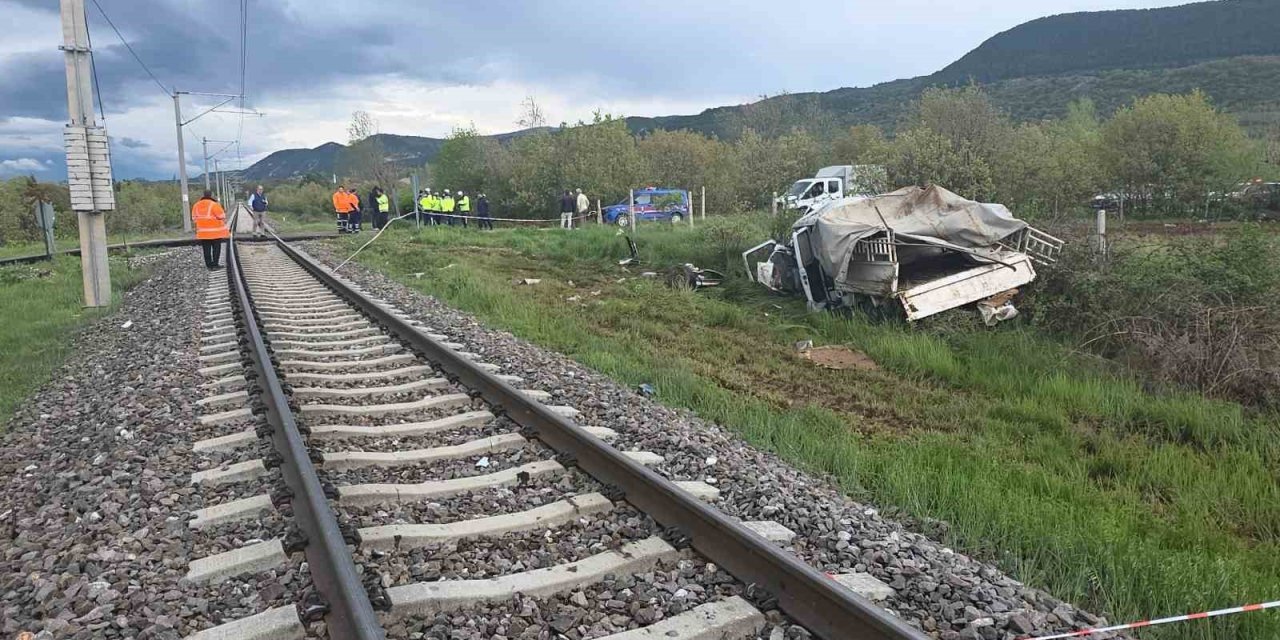 Hemzemin geçitte korkutan kaza: Yolcu treni kamyonete çarptı, 4 yaralı