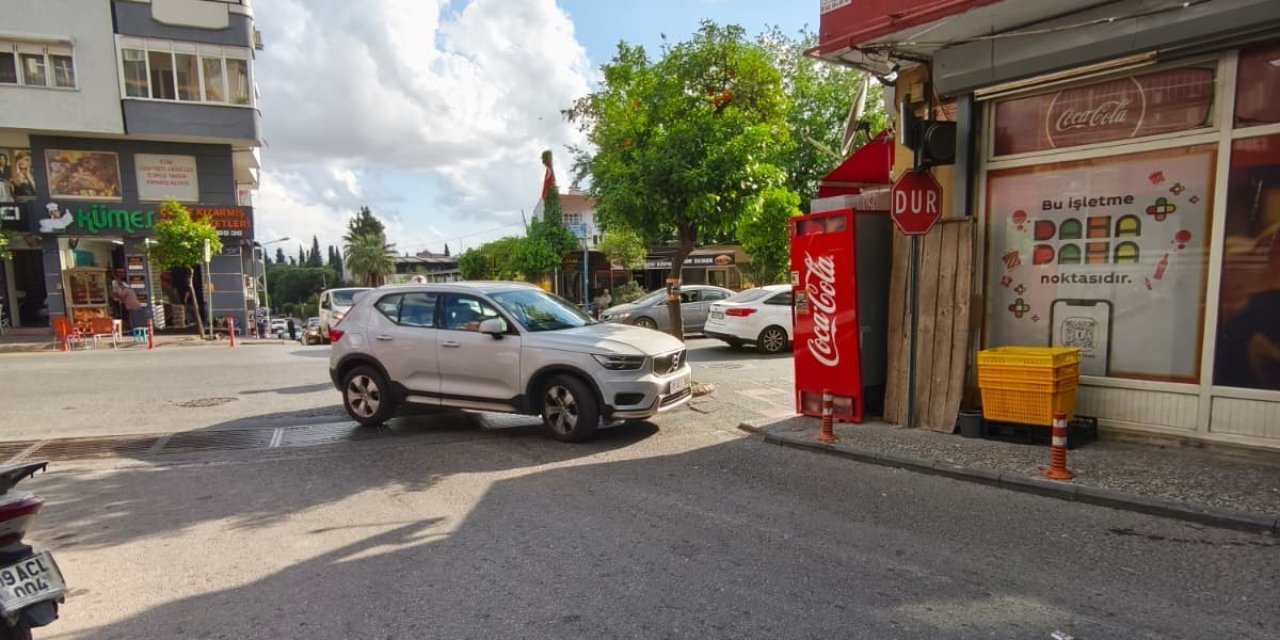 Aydın’da duyarsız araç parkı trafiği kilitledi