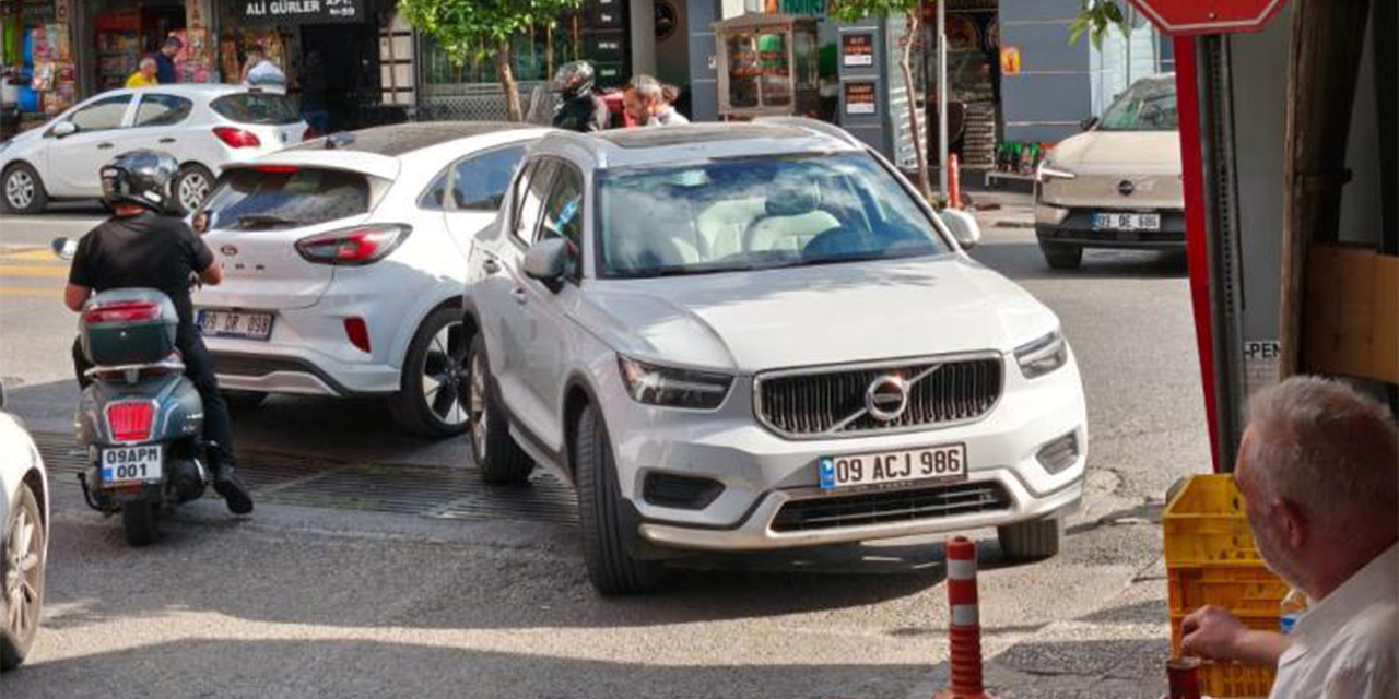 Aydın'da yol ortasına bırakılan otomobil trafiği felç etti