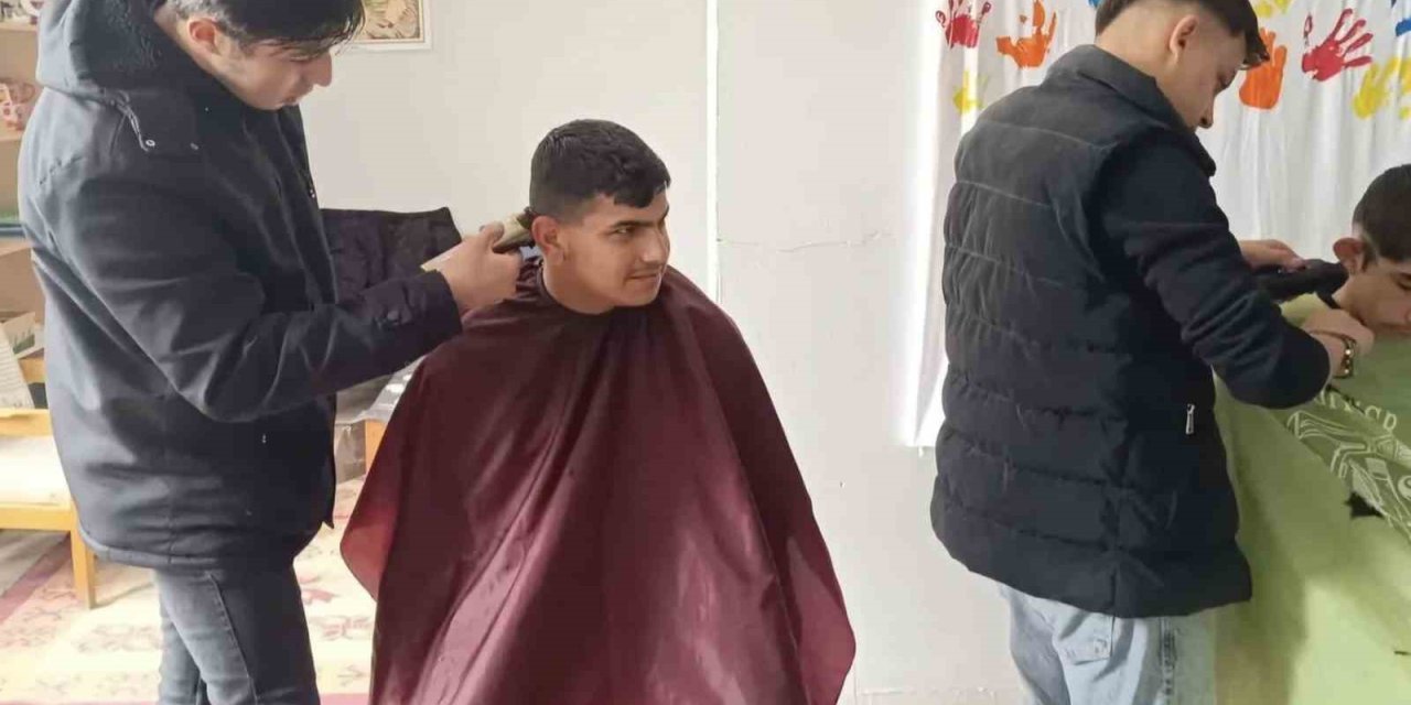 Altıntaş’ta özel eğitim öğrencilerinin saç bakımlarını kuaför öğrenciler yaptı