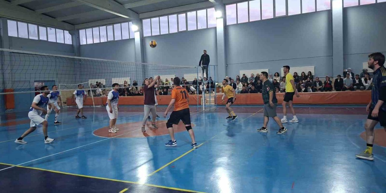 Hisarcık’ta kurumlararası voleybol turnuvasında Devlet Hastanesi şampiyon oldu