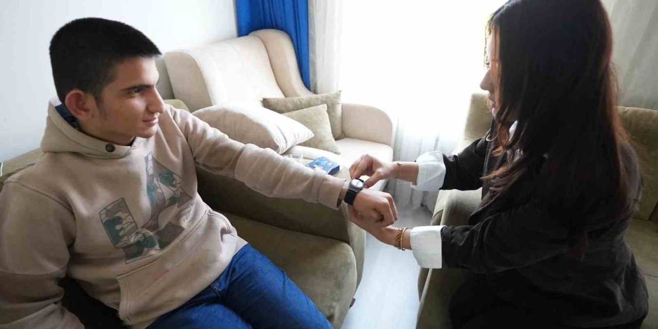 Denizli Büyükşehirin akıllı saat projesi vatandaşlardan tam not aldı