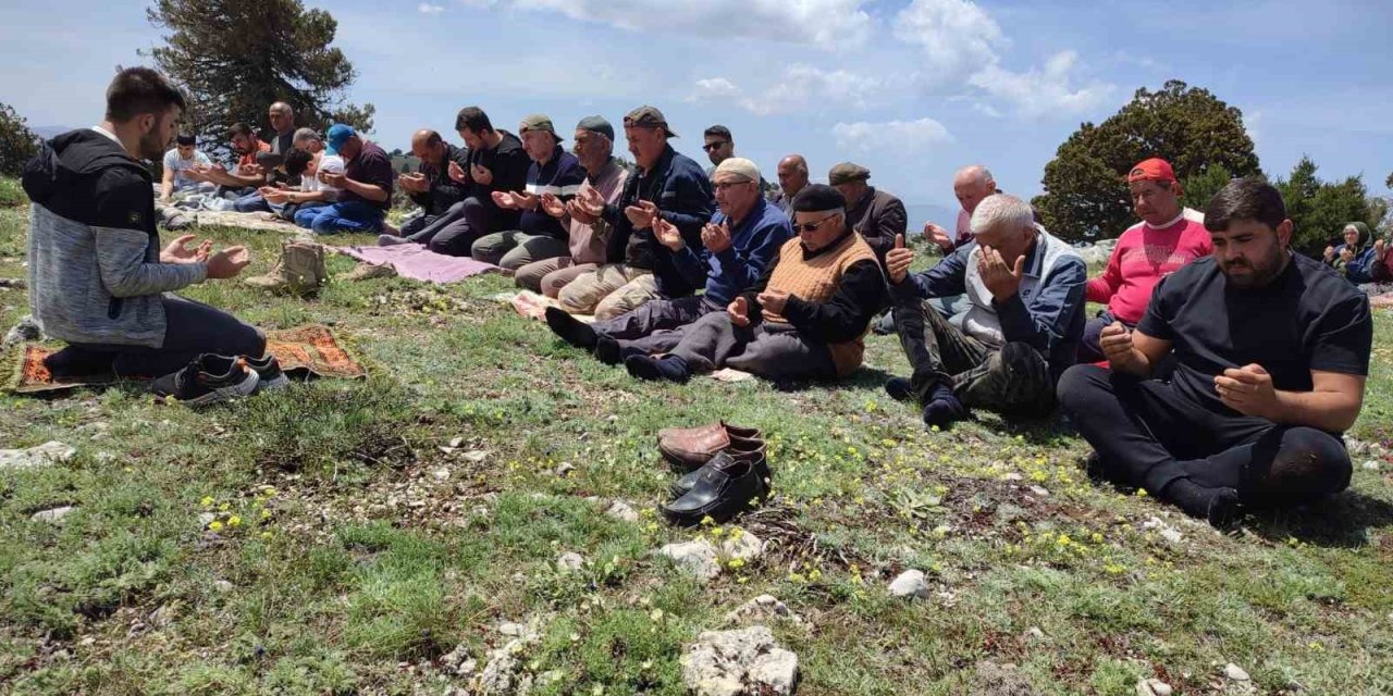 Yüzyıllık şükür geleneği Kimya Dede zirvesinde yaşatıldı