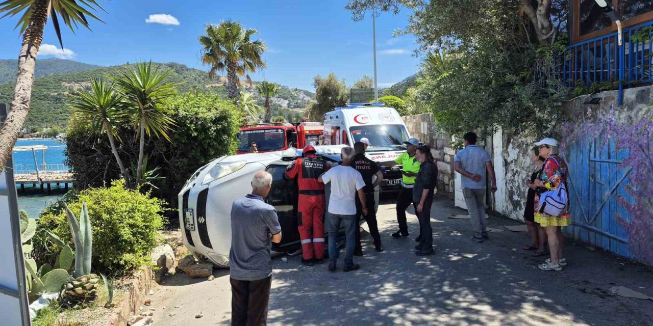 Duvara çarpan otomobil devrildi