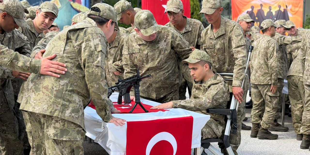 Bir günlüğüne asker olmanın gururunu yaşadılar