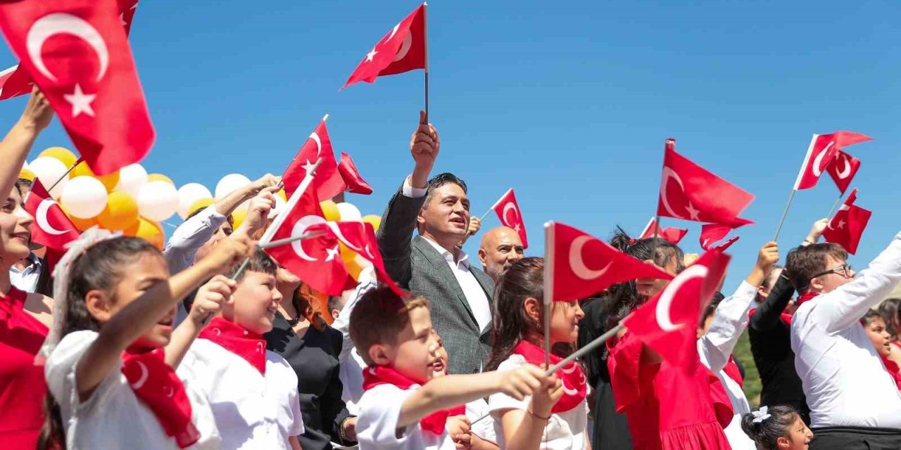 Aliağa’nın özel çocuklarından rengarenk 2. Bahar Şenliği